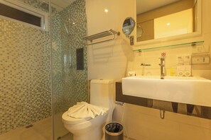Hair dryer, bidet, towels, soap - Beach front Hotel Rawai Pool & Gym c114 (Tambon Rawai)