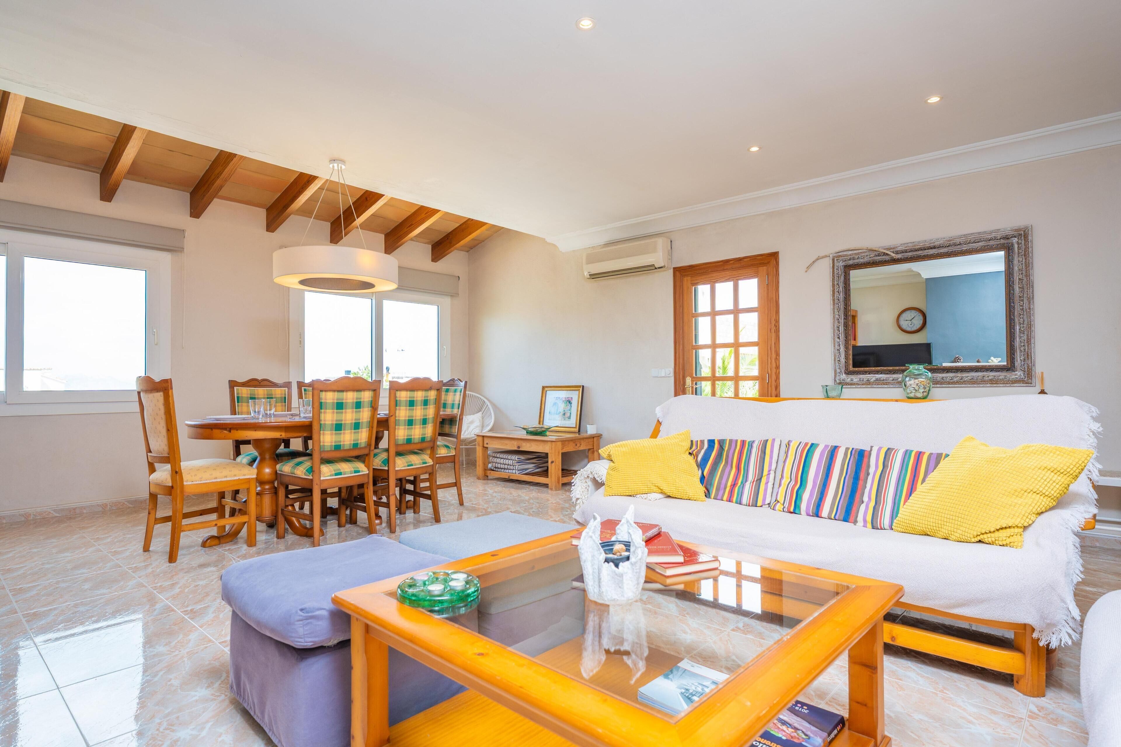 Televisión, chimenea, tenis de mesa y libros 