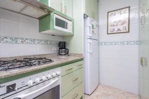 KĂŒhlschrank, Mikrowelle, Ofen, Herdplatte