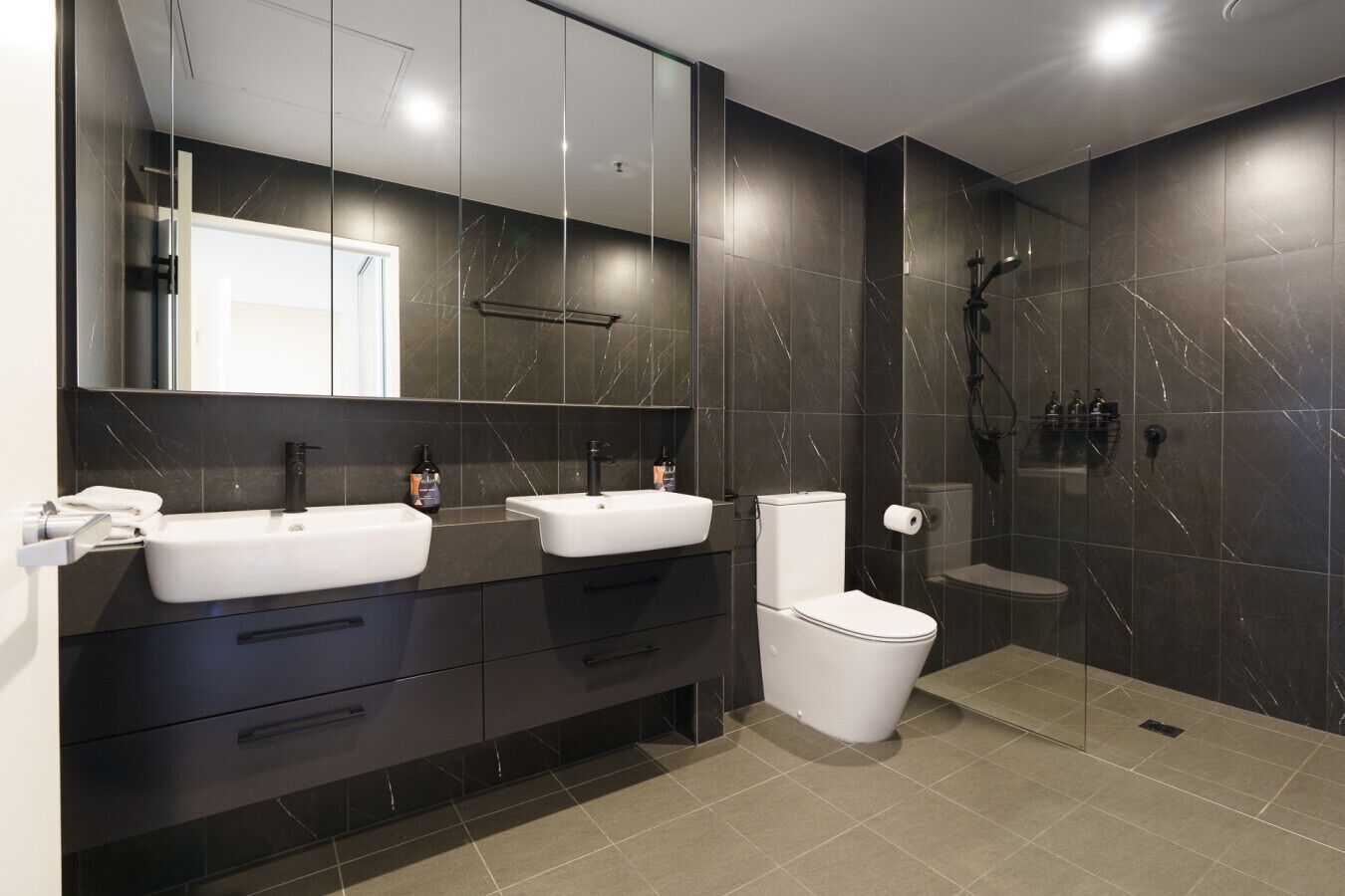Douche, séchoir à cheveux, serviettes fournies
