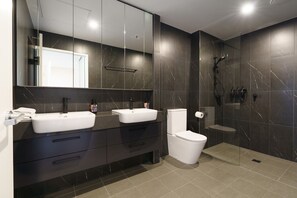 Shower, hair dryer, towels - Scandi Apartment Above Kingston Dining + Balconies (Kingston)
