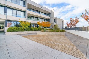 Exterior - Scandi Apartment Above Kingston Dining + Balconies (Kingston)