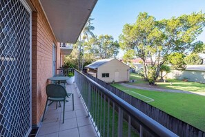 Outdoor dining - Brunswick Saltwater Apartment - 2/11 Booyun St, Brunswick Heads (Byron)