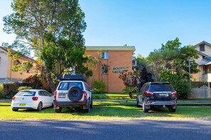 Property grounds - Brunswick Saltwater Apartment - 2/11 Booyun St, Brunswick Heads (Byron)