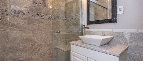 SĂšche-cheveux, serviettes fournies, savon, papier toilette