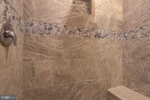 Secadora de cabello, toallas, jabón, papel de baño