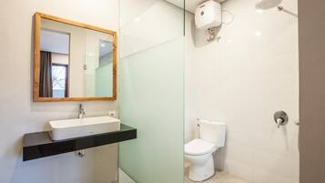 Quarto casal luxo | Banheiro | Chuveiro, secador de cabelo, toalhas de banho, sabonete