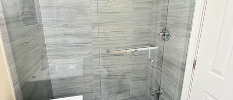 Serviettes fournies, savon, papier de toilette