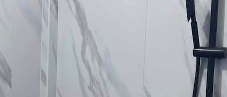 Toallas, jabón, papel de baño