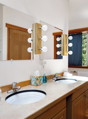 Bathroom - 3-bedroom forest home near Langley, perfect for your getaway (Langley)