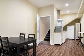 Dining - 3-bedroom forest home near Langley, perfect for your getaway (Langley)