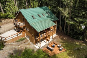 Exterior - 3-bedroom forest home near Langley, perfect for your getaway (Langley)
