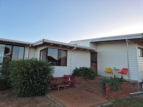 Hopetoun Beach House. Step back in time! A close stroll to town and beach.