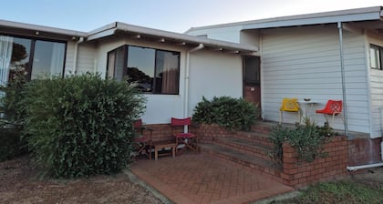 Hopetoun Beach House. Step back in time! A close stroll to town and beach.