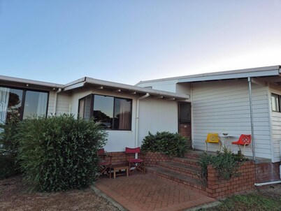 Hopetoun Beach House. Step back in time! A close stroll to town and beach.