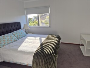 Iron/ironing board, bed sheets