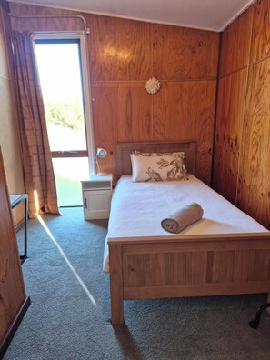 Tabla de planchar con plancha y ropa de cama 