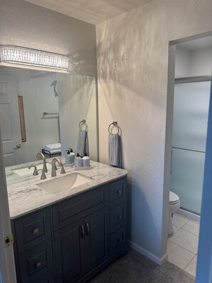 Dusche, Handtücher, Seife, Toilettenpapier