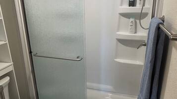 Regadera, toallas, jabón, papel de baño