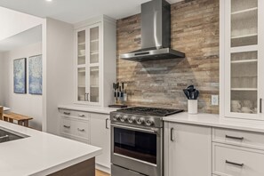 Fridge, microwave, oven, stovetop - Alpine Forest Retreat/Brand New 2026 April (Canmore)