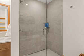 Shower, hair dryer, towels, soap - Alpine Forest Retreat/Brand New 2026 April (Canmore)