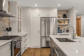 Frigorífico, microondas, horno y placa de cocina