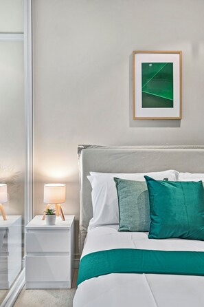 2 bedrooms, iron/ironing board, free WiFi, bed sheets - Elegant 2B Gem | Free Parking | Pool, Gym & Sauna (West Melbourne)