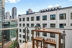 Outdoor dining - Elegant 2B Gem | Free Parking | Pool, Gym & Sauna (West Melbourne)