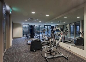 Fitness facility - Elegant 2B Gem | Free Parking | Pool, Gym & Sauna (West Melbourne)