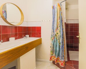 Een douche, een haardroger, handdoeken, zeep
