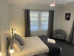 3 dormitorios, tabla de planchar con plancha, wifi gratis y ropa de cama
