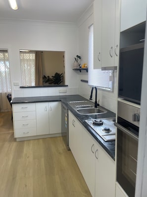 Fridge, microwave, oven, stovetop - Easy wagga stopover-Spacious and comfortable. (Forest Hill)