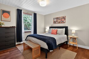 3 bedrooms, desk, iron/ironing board, travel cot - Cozy Conifer Cottage- A Newly Reimagined Woodland Retreat (Port Angeles)