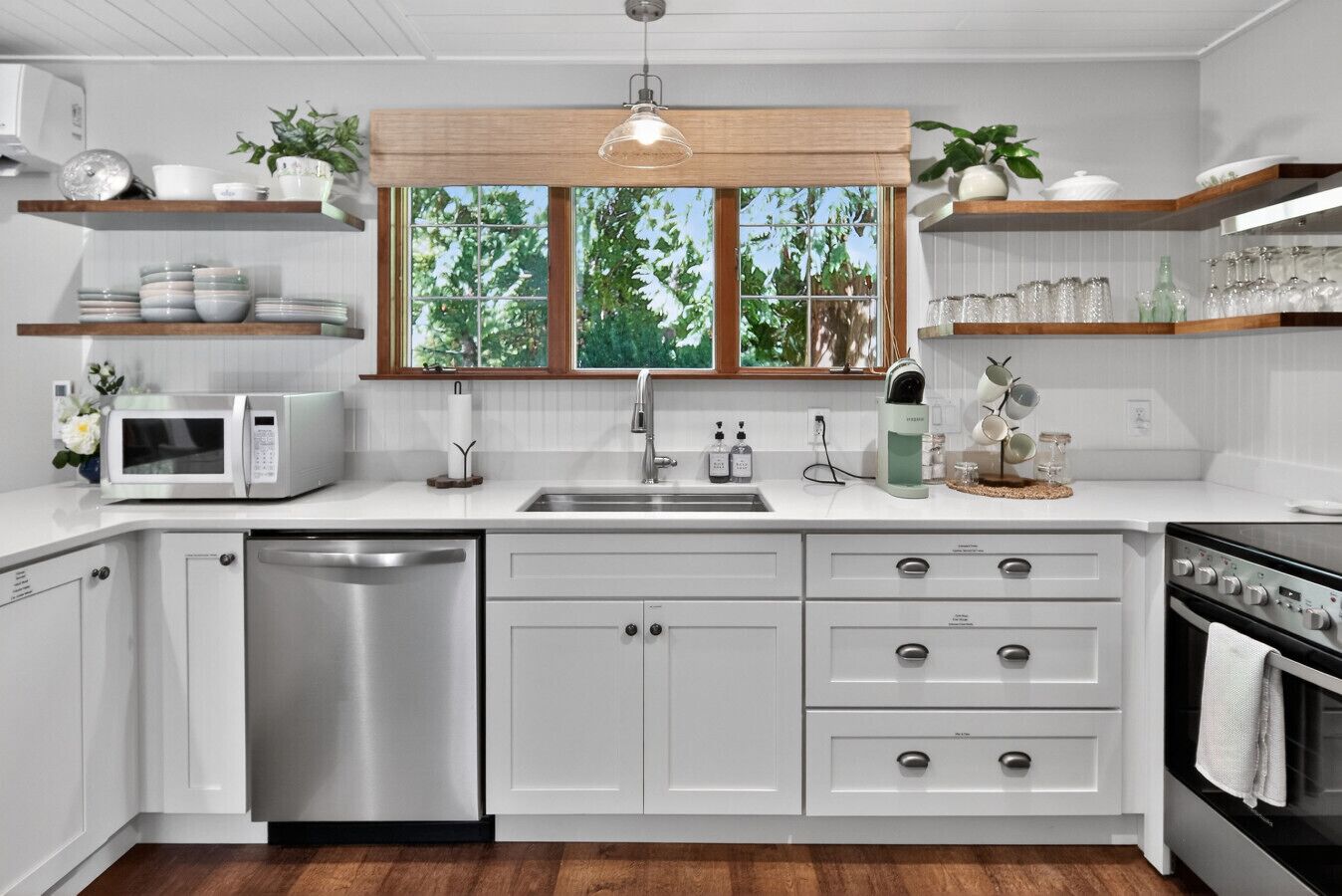 Coffee/tea maker, fridge, microwave, oven
