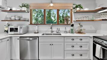 Coffee/tea maker, fridge, microwave, oven