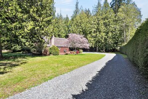 Property grounds - Cozy Conifer Cottage- A Newly Reimagined Woodland Retreat (Port Angeles)