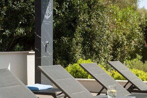 Familienvilla, Mehrere Schlafzimmer, Meerseite (Villa Valmata Adriatic Pearl) | Unterkunftsgelände