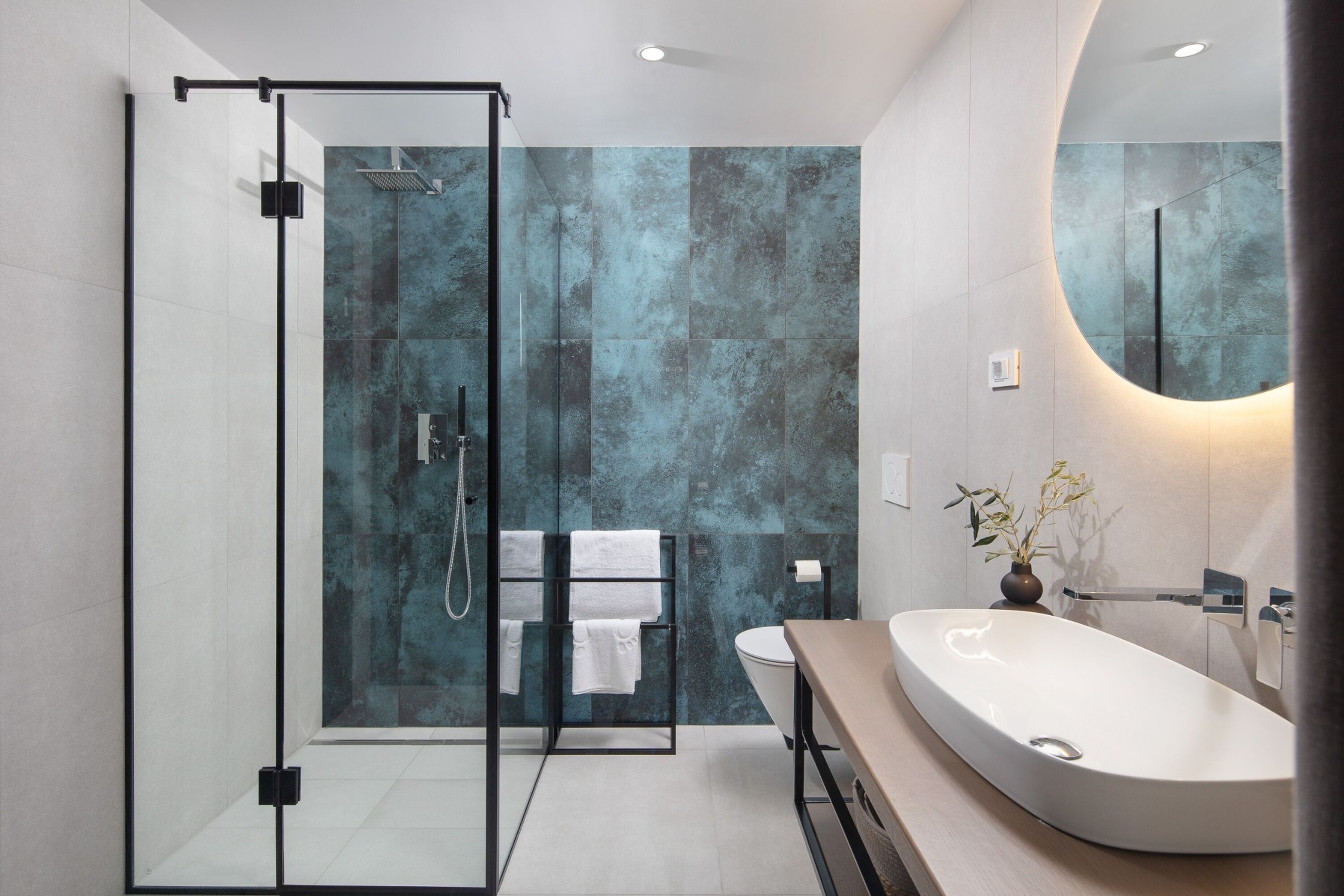 Familienvilla, Mehrere Schlafzimmer, Meerseite (Villa Valmata Adriatic Pearl) | Badezimmer | Badewanne und Dusche (separat), Haartrockner, Handtücher, Seife