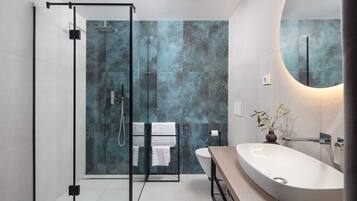 Familienvilla, Mehrere Schlafzimmer, Meerseite (Villa Valmata Adriatic Pearl) | Badezimmer | Badewanne und Dusche (separat), Haartrockner, Handtücher, Seife