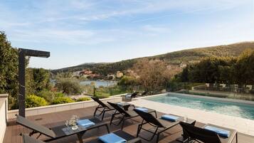 Familienvilla, Mehrere Schlafzimmer, Meerseite (Villa Valmata Adriatic Pearl) | Pool | Außenpool (je nach Saison geöffnet)