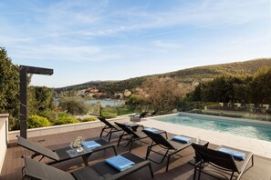 Familienvilla, Mehrere Schlafzimmer, Meerseite (Villa Valmata Adriatic Pearl) | Pool | Außenpool (je nach Saison geöffnet)