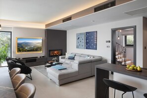 Familie villa, meerdere slaapkamers, uitzicht op zee (Villa Valmata Adriatic Pearl) | Woonruimte | Een open haard