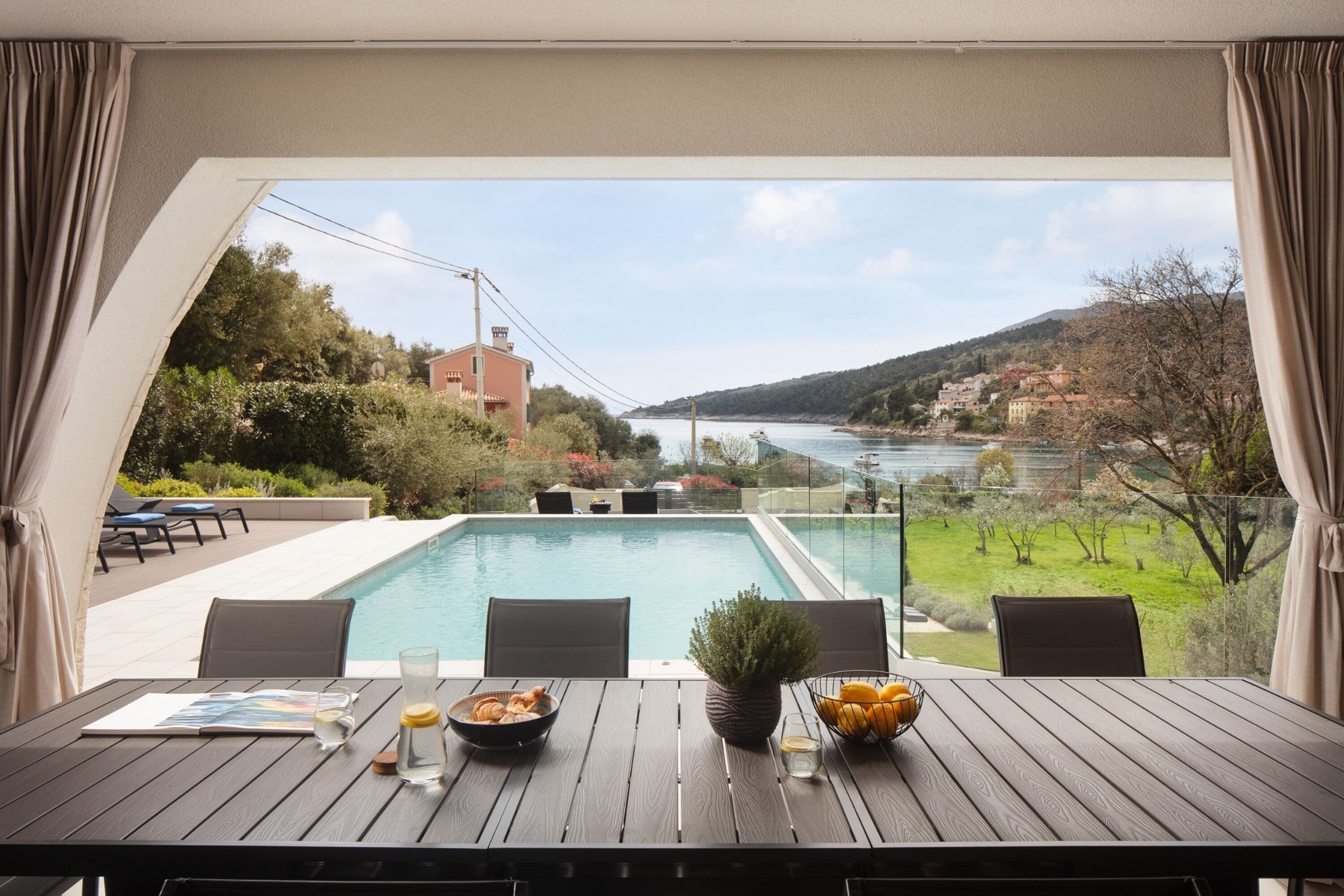 Villa Familiale, 5 chambres, balcon, vue mer (Villa Valmata Adriatic Pearl /w Pool) | Restauration extérieure