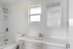 Bathroom - Blueground | Lawton Park, view, nr Discovery Park (Seattle)