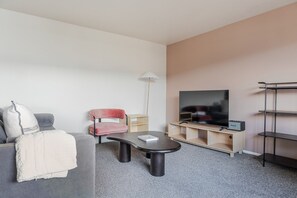 Living area - Blueground | Lawton Park, view, nr Discovery Park (Seattle)