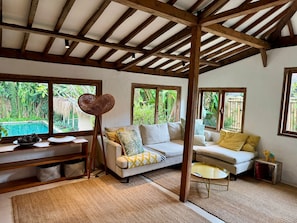 TV - Stylish 3-bedroom joglo villa with AC and pool 800m from the beach (Canggu, Badung)