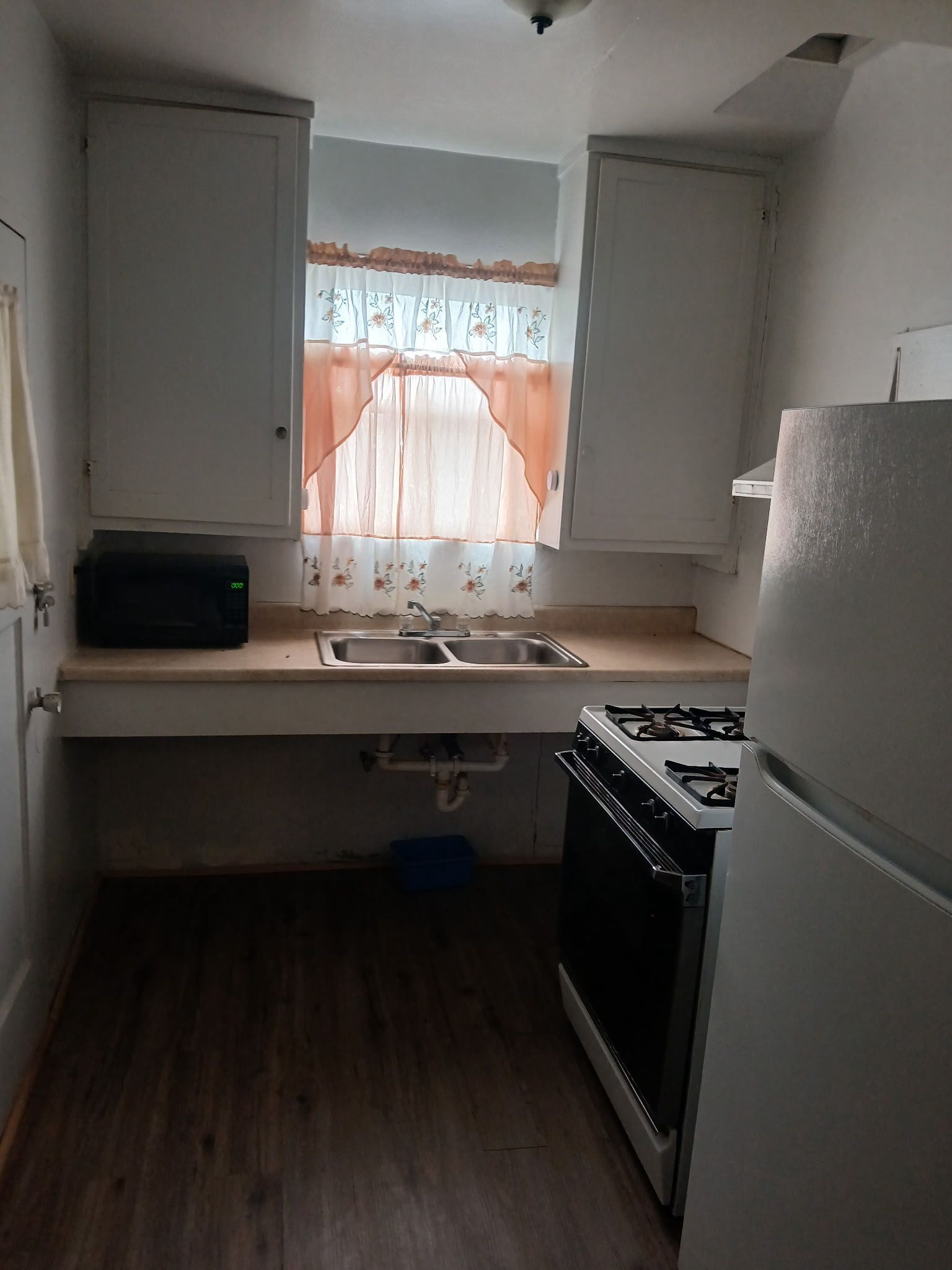 小型开间 | 私人厨房 | 大冰箱、微波炉、烤箱、炉灶