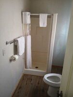 Estudio junior | Baño | Ducha, toallas, jabón y champú