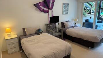 4 bedrooms, iron/ironing board, WiFi, bed sheets