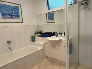 Dusche, Haartrockner, Handtücher, Seife